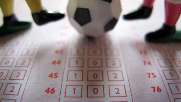 M&uuml;ssen laut eines Gerichtsurteils weiter einen Mindestabstand um Schulen wahren: Anbieter von Sportwetten (Foto Illustration) - &copy; Martin Gerten/dpa