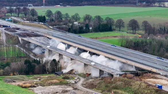Teile der Liedbachtalbrücke sacken bei der Sprenung zusammen. - © Christoph Reichwein/dpa