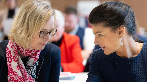 Thüringens BSW-Chefin Katja Wolf und Parteigründerin Sahra Wagenknecht zeigten sich nach einem Streit im Zuge der Koalitionsverhandlungen nun bei einem Landesparteitag versöhnlich. - © Michael Reichel/dpa