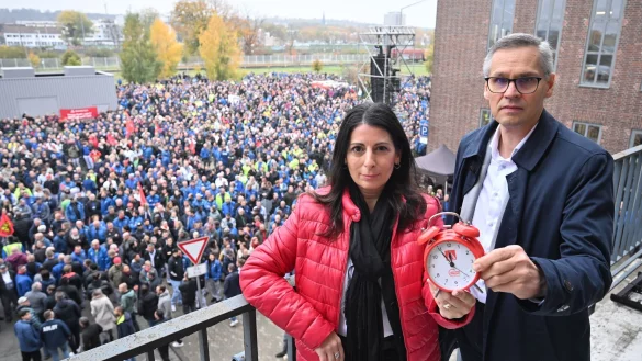 VW will mindestens drei Werke schlie&szlig;en. Betriebsrat und IG Metall protestieren gegen die Pl&auml;ne. - &copy; Julian Stratenschulte/dpa-Pool/dpa