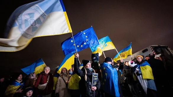 Blau-Gelbe Solidarit&auml;t: Mehrere hundert Menschen haben 1.000 Tage nach dem russischen Angriff auf die Ukraine in K&ouml;ln demonstriert. - &copy; Benjamin Westhoff/dpa