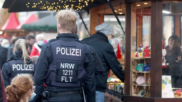 Auch in diesem Jahr zeigt die Polizei in Nordrhein-Westfalen auf Hunderten Weihnachtsm&auml;rkten Pr&auml;senz. (Archivbild) - &copy; Roland Weihrauch/dpa