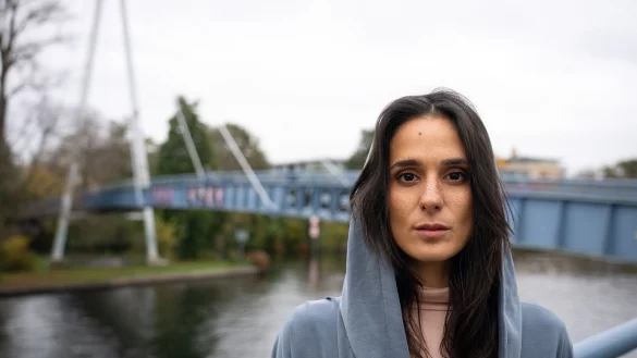 Schauspielerin Aybi Era - im Hintergrund der Tatort ihres neuen Falles. - &copy; Soeren Stache/dpa