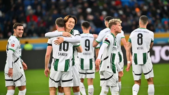 Gladbach bejubelt den Sieg bei der TSG Hoffenheim. - © Jan-Philipp Strobel/dpa