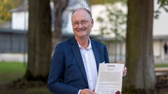 In diesem Jahr freut sich Sven Pl&ouml;ger &uuml;ber die Ehrung als &laquo;Aalk&ouml;nig&raquo;. - &copy; Thomas Banneyer/dpa