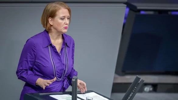 Bundesfamilienministerin Lisa Paus (Grüne) wurde dafür kritisiert, dass ihr Entwurf zu einem verbesserten Hilfsangebot für von Gewalt betroffene Frauen jetzt erst vorgelegt wurde. - © Kay Nietfeld/dpa