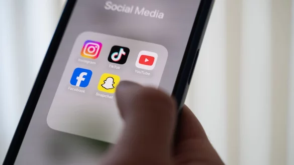 Ein Social-Media-Verbot f&uuml;r unter 16-J&auml;hrige wie in Australien soll es in Gro&szlig;britannien zun&auml;chst nicht geben. (Archivbild) - &copy; Alicia Windzio/dpa