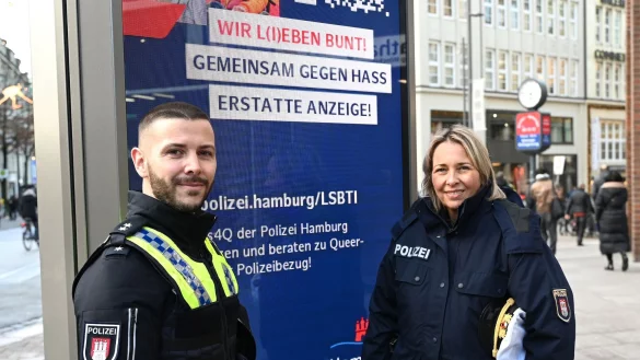 In Hamburg startete die Polizei eine Kampagne gegen queerfeindliche Hasskriminalität. - © Niklas Graeber/dpa