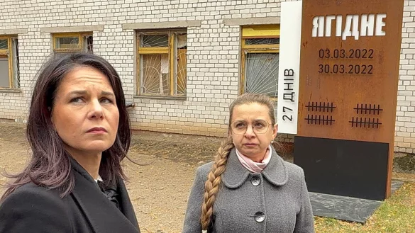 In Jahidne besuchte Baerbock die Gedenkst&auml;tte an die Opfer der russischen Gr&auml;ueltaten in dem Dorf nord&ouml;stlich der Hauptstadt Kiew. - &copy; J&ouml;rg Blank/dpa