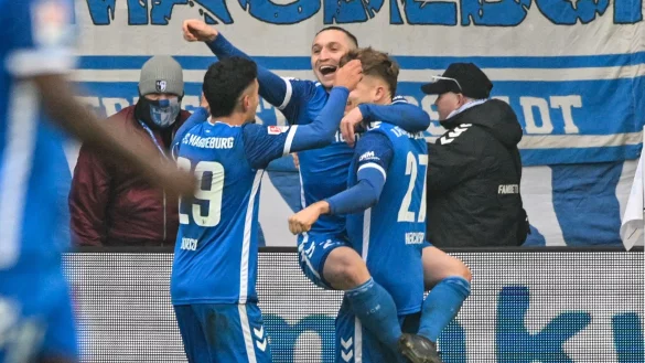 Die Magdeburger jubeln nach dem Führungstor zum 1:0 von Philipp Hercher. - © Christophe Gateau/dpa