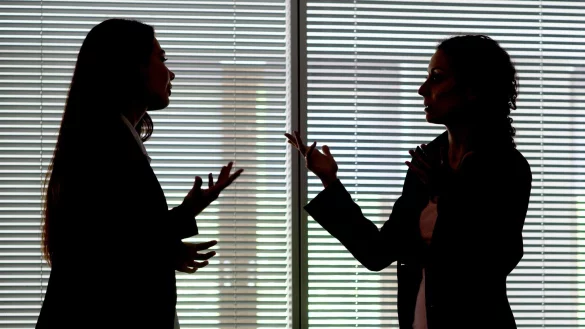 Wo Konflikte zugunsten der Team-Harmonie unterdrückt werden, entsteht unterschwellig oft Unzufriedenheit und Frust. - © Klaus-Dietmar Gabbert/dpa-tmn