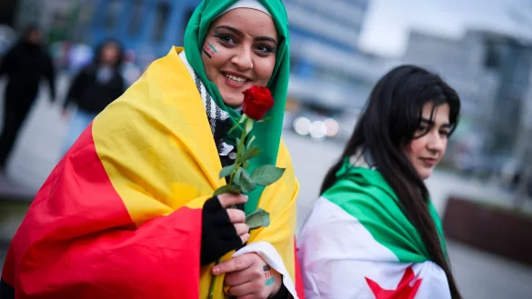 Rund 120 Menschen kamen zu der Kundgebung in Duisburg. - © Christoph Reichwein/dpa