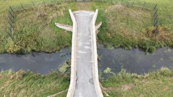 Am einen Ende der sanierten Postbr&uuml;cke bei Lorsch versperrt ein Zaun den Durchgang. - &copy; Boris Roessler/dpa