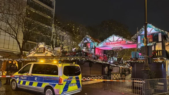 Die Polizei war auf dem Weihnachtsmarkt am Kölner Rudolfplatz im Einsatz. - © Vincent Kempf/dpa