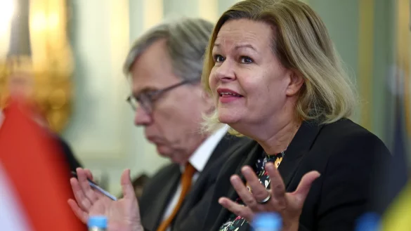 Ob und wann eine Rückkehr von Syrern sicher ist, wird sich aus Sicht von Bundesinnenministerin Nancy Faeser erst noch zeigen. - © Henry Nicholls/PA Wire/dpa