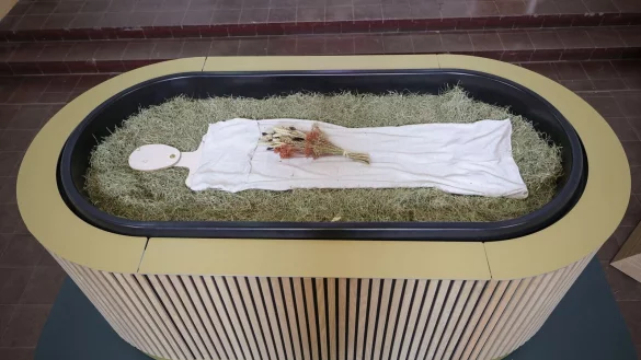 Bei einer Reerdigung wird der Leichnam in einem sargähnlichen Kokon von Bakterien in Humuserde verwandelt. - © Christian Charisius/dpa