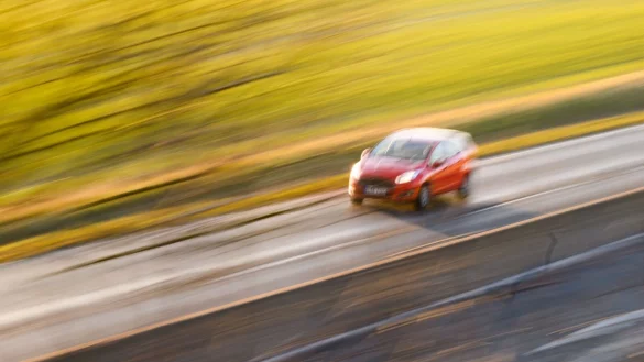 Zu schnell unterwegs: Der russische Weihnachtsmann muss sich neben Wunschzetteln nun auch mit einigen Strafzetteln auseinandersetzen. (Symbolbild) - © Julian Stratenschulte/dpa