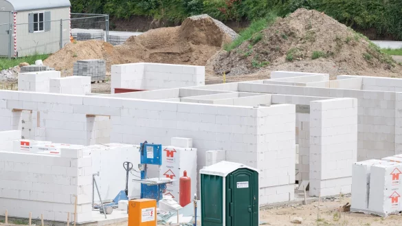 Das Tal der Krise im Wohnungsbau ist nach Angaben der Branche erreicht. (Archivbild) - © Sebastian Gollnow/dpa