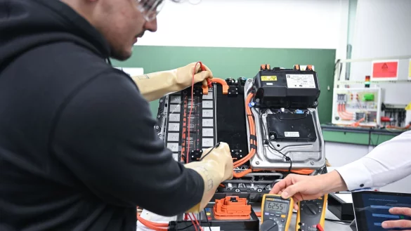 Nach Corona scheint nun die Konjunkturflaute negativ am Ausbildungsmarkt durchzuschlagen. (Archivbild) - © Bernd Weißbrod/dpa