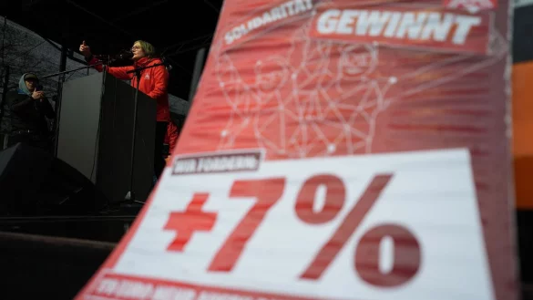 IG-Metall-Chefin Benner spricht w&auml;hrend einer Kundgebung in Hamburg. - &copy; Marcus Brandt/dpa