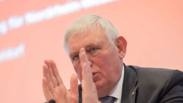 Auf Patientinnen und Patienten in Nordrhein-Westfalen kommen im neuen Jahr teils drastische Einschnitte bei bestimmten Behandlungen in Krankenhäusern zu. - © Rolf Vennenbernd/dpa