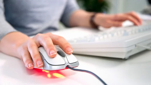 Die Maus streikt? Wer kein Pad hat, kann probieren, ob sie damit runder l&auml;uft. - &copy; Andrea Warnecke/dpa-tmn