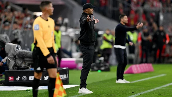 Schnelles Wiedersehen am Spielfeldrand: Bayern-Coach Vincent Kompany (M) und Leverkusens Meistertrainer Xabi Alonso (r). - &copy; Sven Hoppe/dpa