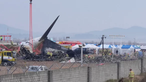 Die Maschine von Jeju Air zerschellte am Ende der Landebahn. - © Ahn Young-joon/AP/dpa