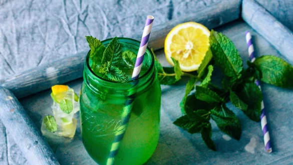 Papiertrinkhalme sind zwar eine nachhaltige Option, aber geh&ouml;ren auch zu den Einwegprodukten. - &copy; Aileen Kapitza/minzgruen.com/dpa-tmn