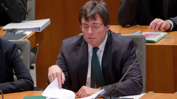 NRW-Finanzminister Marcus Optendrenk bei der Landtagssitzung. Der nordrhein-westf&auml;lische Landtag hat mit den Stimmen der schwarz-gr&uuml;nen Regierungsfraktionen den Rekordhaushalt f&uuml;r 2025 verabschiedet. - &copy; Henning Kaiser/dpa