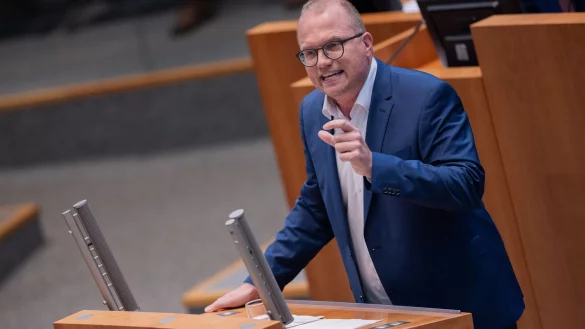 Gut zwei Monate vor der vorgezogenen Bundestagswahl hat der SPD-Oppositionsführer im nordrhein-westfälischen Landtag, Jochen Ott, der CDU soziale Spaltung der Gesellschaft vorgeworfen. - © Rolf Vennenbernd/dpa