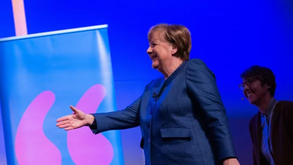 Hosenanzüge gelten als das Markenzeichen von Angela Merkel. - © Rolf Vennenbernd/dpa-Pool/dpa