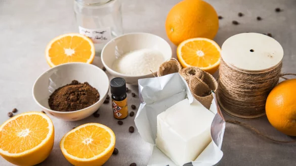 Zutaten f&uuml;r das selbstgemachte Peeling: durchgetrockneter Kaffeesatz, Kokosfett, Rohrohrzucker und &auml;therisches &Ouml;l. - &copy; Christin Klose/dpa-tmn