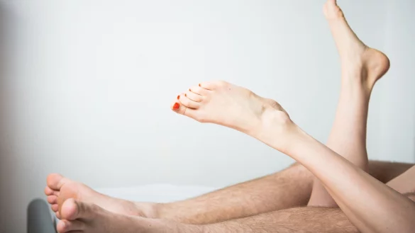 Mit der Erektion will es nicht klappen? Nicht immer stehen körperliche Ursachen dahinter. Es kann auch der Kopf sein. - © Christophe Gateau/dpa/dpa-tmn