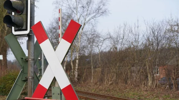In diesem Jahr gab es laut erster Auswertung bislang weniger Unfälle an Bahnübergängen als 2023. (Archivbild) - © Marcus Brandt/dpa