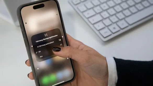 Die «Fahrzeug-Bewegungshinweise» lassen sich auf dem iPhone seit iOS 18 in den Einstellungen unter Bedienungshilfen einschalten. Dort kann auch die automatische Aktivierung des Features eingestellt werden. - © Christin Klose/dpa-tmn