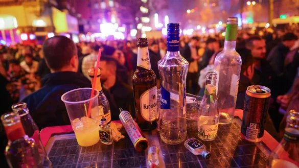 Silvesternächte sind oft von alkohollastig. (Archivbild) - © Christian Charisius/dpa