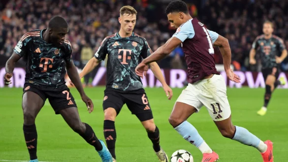 Liefern sich stellvertretend f&uuml;r ihre Teams einen harten Kampf: Die M&uuml;nchner Dayot Upamecano (l) und Joshua Kimmich sowie Villas Ollie Watkins. - &copy; Peter Kneffel/dpa