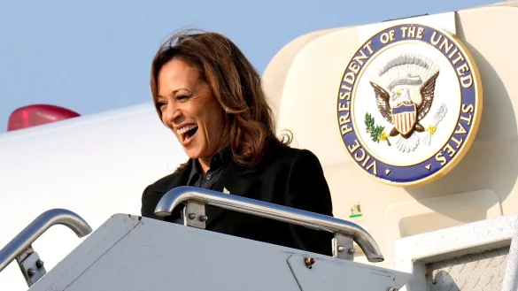 Die demokratische US-Präsidentschaftskandidatin Kamala Harris kann als amtierende Vizepräsidentin im Wahlkampf die Regierungsmaschine nutzen. (Archivbild) - © Jacquelyn Martin/AP/dpa