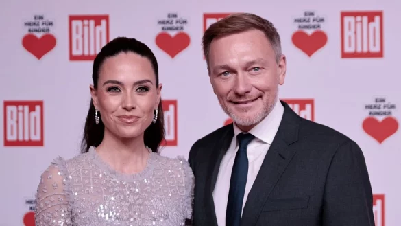 Christian Lindner, Bundesvorsitzender der FDP, und Ehefrau Franca Lehfeldt bei der Spendengala «Ein Herz für Kinder». - © Carsten Koall/dpa