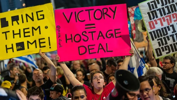 Israelis fordern bei Demonstrationen seit Monaten die Freilassung der in Gaza verbleibenden Geiseln. (Archivbild) - © Francisco Seco/AP/dpa