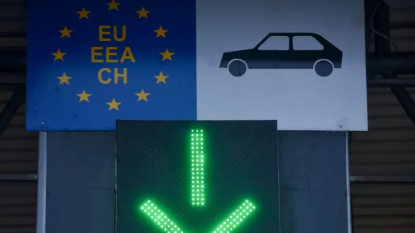 Reisende müssen an der Landgrenze zu Bulgarien und Rumänien bald keinen Reisepass mehr vorzeigen. (Archivbild) - © Uncredited/AP/dpa