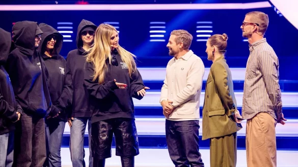 &Uuml;berraschung! Modelscout Heidi Klum besucht Joko und Klaas. - &copy; Nadine Rupp/Joyn/dpa