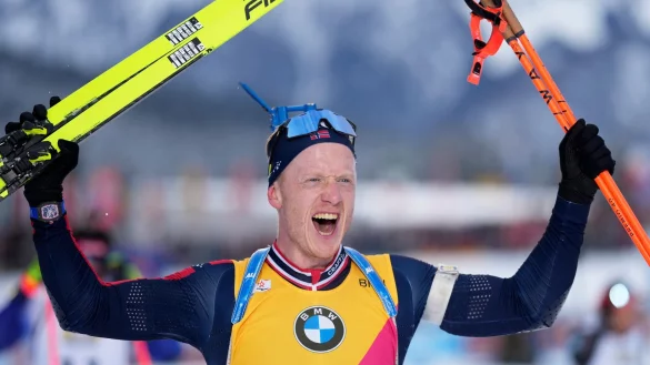 Auch Rekordweltmeister Johannes Thingnes B&ouml; staunt &uuml;ber das schnelle Schie&szlig;en seines jungen Teamkollegen. - &copy; Matthias Schrader/AP/dpa