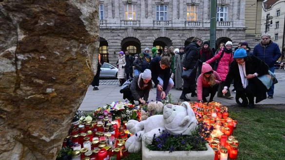 Menschen gedenken der Opfer des Amoklaufs an der Karls-Universit&auml;t in Prag vor einem Jahr (Foto aktuell). - &copy; ?im&aacute;nek V&iacute;t/CTK/dpa