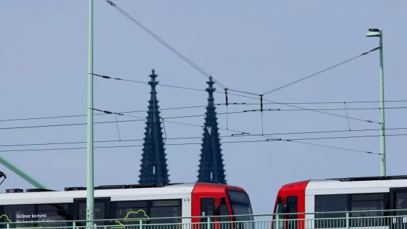 Nach einer St&ouml;rung am Ebertplatz waren f&uuml;r mehrere Stunden nur Ersatzbusse auf zahlreichen Linien der K&ouml;lner Stadtbahn unterwegs. (Archivbild) - &copy; Rolf Vennenbernd/dpa