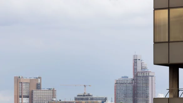 Nach dem Fund einer Bombe in Köln-Sülz muss unter anderem auch das Uni-Center evakuiert werden. (Archivbild) - © Rolf Vennenbernd/dpa