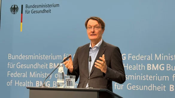 Bundesgesundheitsminister Lauterbach hat dem Kabinett eine Regierungsverordnung zur Anhebung des Pflegebeitrags zugeleitet. - &copy; J&ouml;rg Ratzsch/dpa