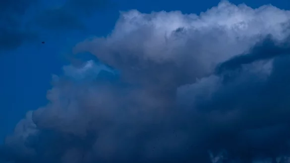Viele Wolken aber keinen Schnee gibt es rund um Weihnachten in NRW. (Archivbild) - © Thomas Banneyer/dpa