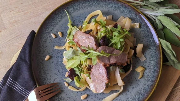 Ente geht nicht nur mit Klößen. Dieses Pastagericht wird mit Hilfe eines Airfryers zubereitet und ist dadurch eine schnelle Alternative zu Ente aus dem Ofen. - © Doreen Hassek/hauptstadtkueche.blogspot.com/dpa-tmn